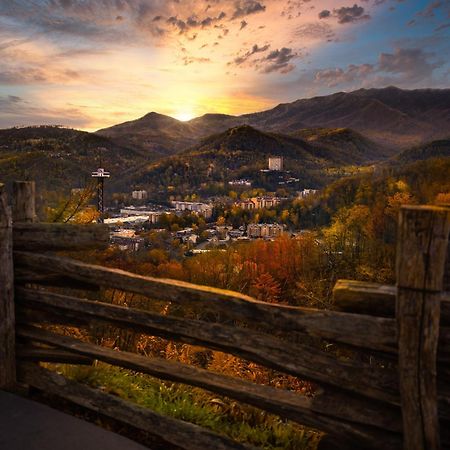 Moonshine Chalet, Hot Tub, Pool Access, Wifi, 1089 Free Tickets Each Paid Day, Dollywood And More Gatlinburg Eksteriør bilde