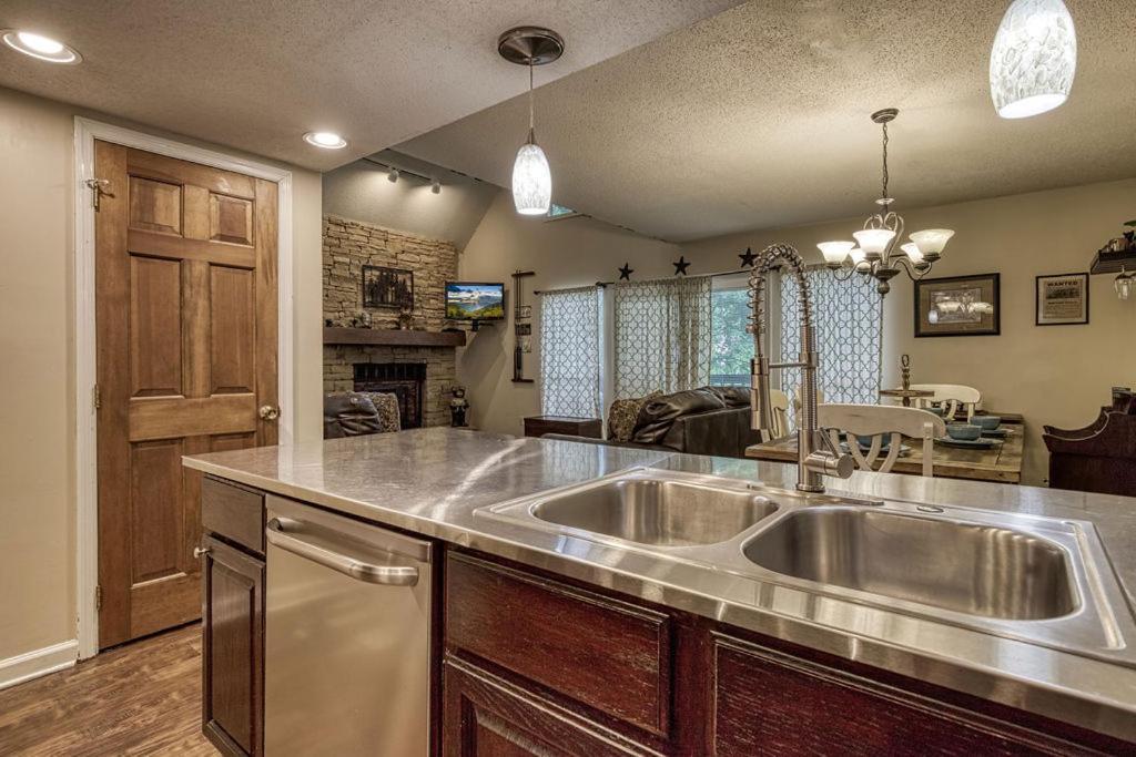 Moonshine Chalet, Hot Tub, Pool Access, Wifi, 1089 Free Tickets Each Paid Day, Dollywood And More Gatlinburg Eksteriør bilde