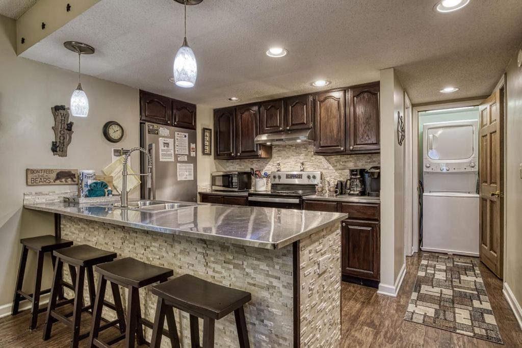 Moonshine Chalet, Hot Tub, Pool Access, Wifi, 1089 Free Tickets Each Paid Day, Dollywood And More Gatlinburg Eksteriør bilde