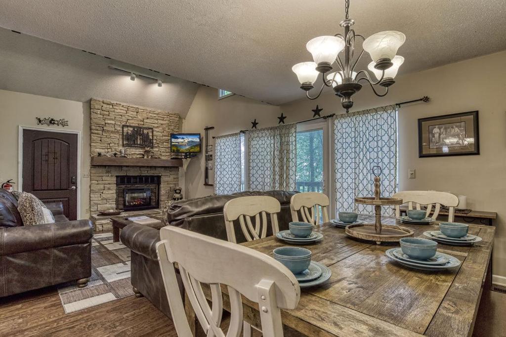 Moonshine Chalet, Hot Tub, Pool Access, Wifi, 1089 Free Tickets Each Paid Day, Dollywood And More Gatlinburg Eksteriør bilde