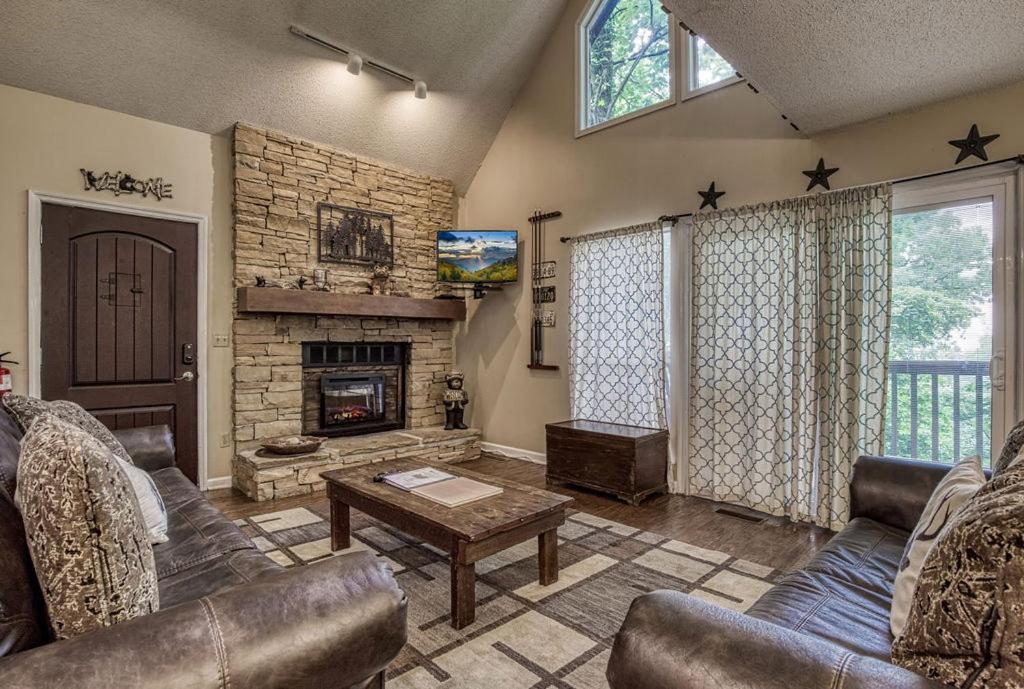 Moonshine Chalet, Hot Tub, Pool Access, Wifi, 1089 Free Tickets Each Paid Day, Dollywood And More Gatlinburg Eksteriør bilde