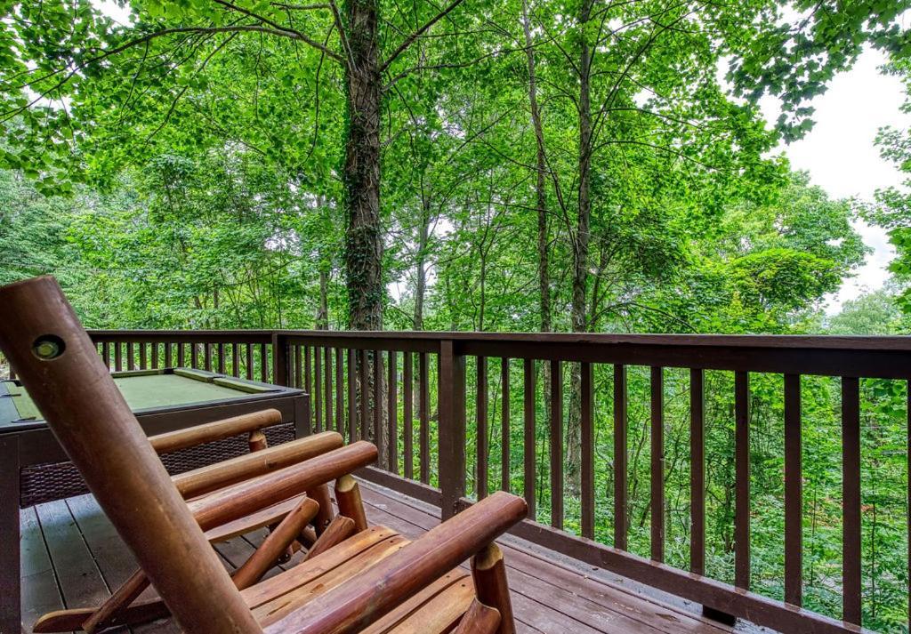 Moonshine Chalet, Hot Tub, Pool Access, Wifi, 1089 Free Tickets Each Paid Day, Dollywood And More Gatlinburg Eksteriør bilde