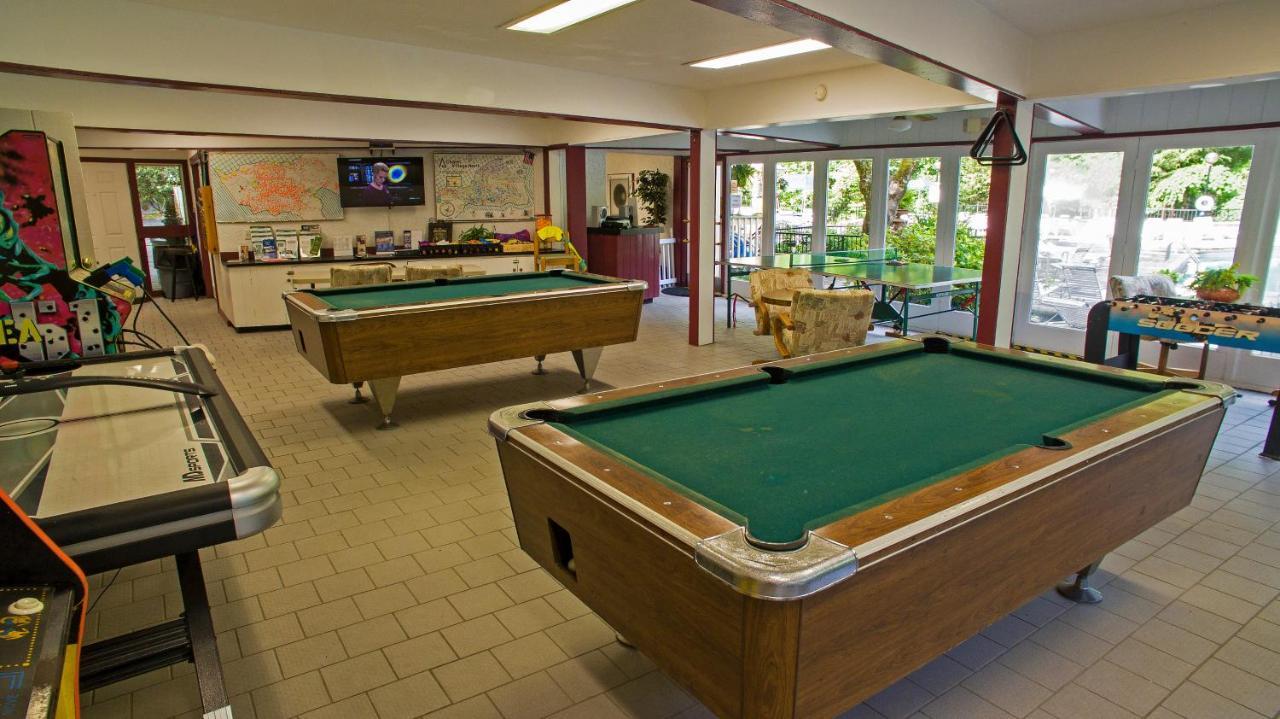 Moonshine Chalet, Hot Tub, Pool Access, Wifi, 1089 Free Tickets Each Paid Day, Dollywood And More Gatlinburg Eksteriør bilde