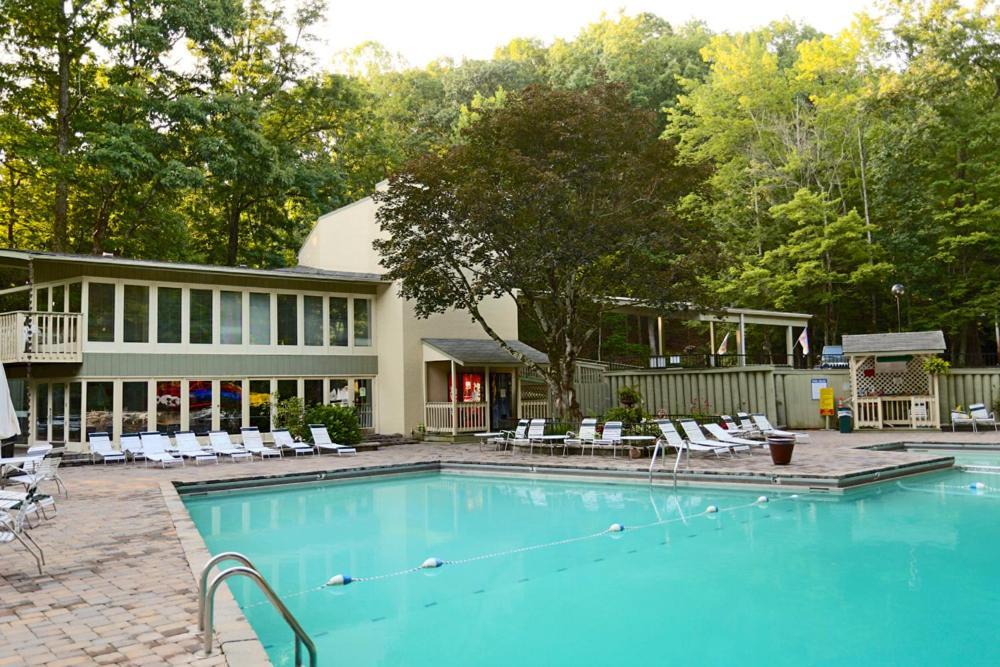 Moonshine Chalet, Hot Tub, Pool Access, Wifi, 1089 Free Tickets Each Paid Day, Dollywood And More Gatlinburg Eksteriør bilde