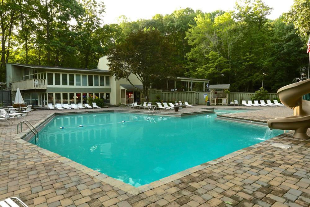 Moonshine Chalet, Hot Tub, Pool Access, Wifi, 1089 Free Tickets Each Paid Day, Dollywood And More Gatlinburg Eksteriør bilde